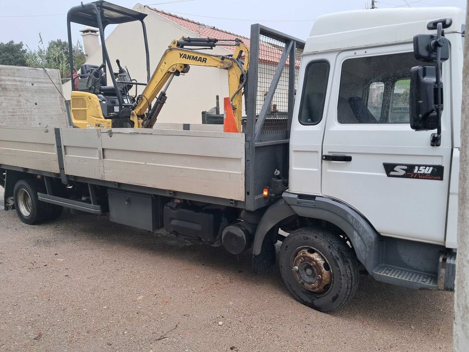 Camion marca Renault com Rampa Hidráulica