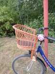 Wiklinowy fotelik dla dziecka na rower