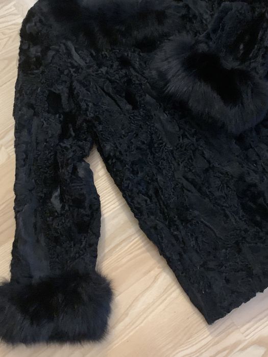Piękna czarna karakułowa kurtka obszycie lisem.