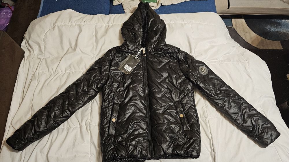 Kurtka znaczek na rękawie