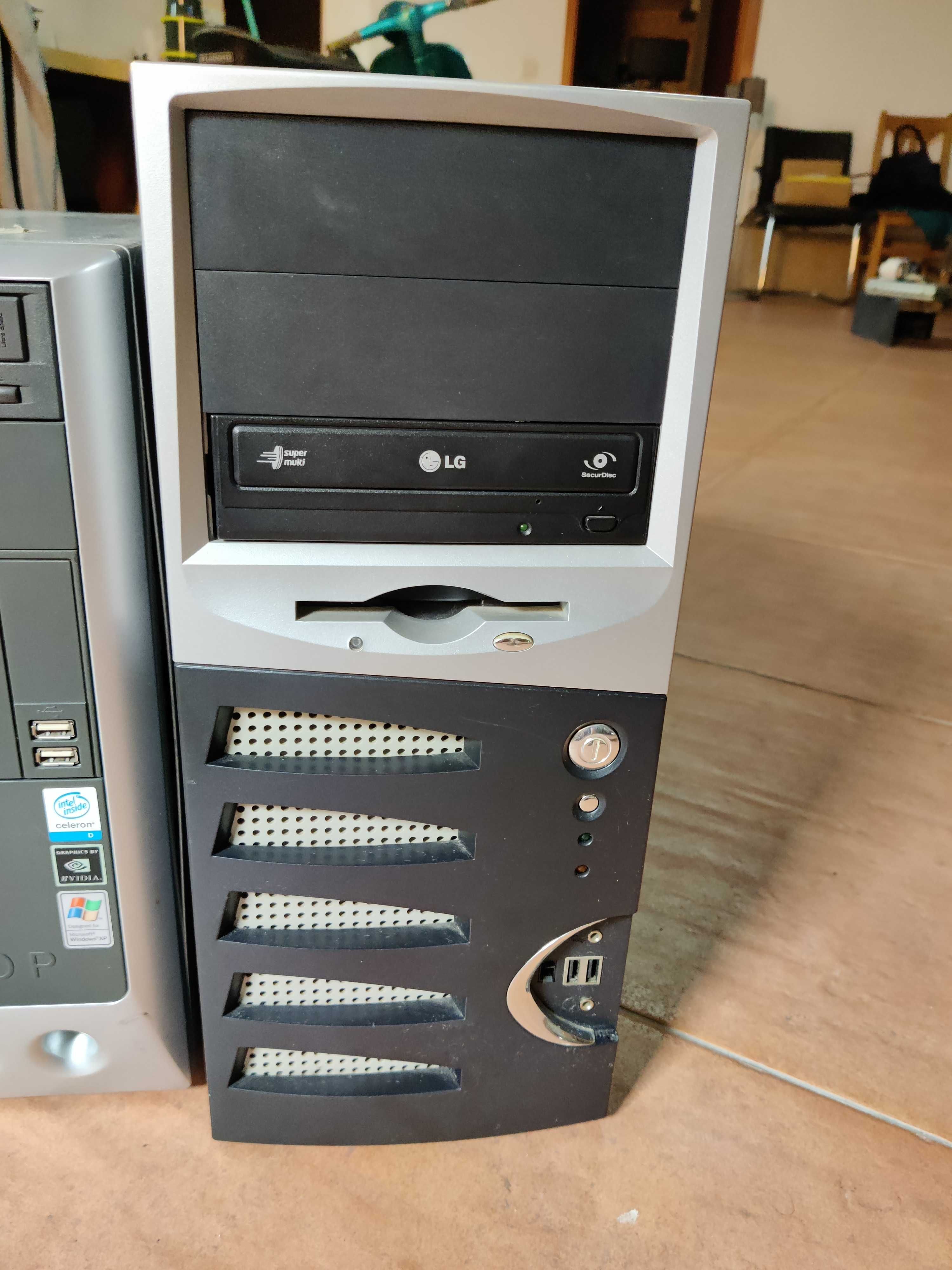 Conjunto 3 computadores a funcionar.