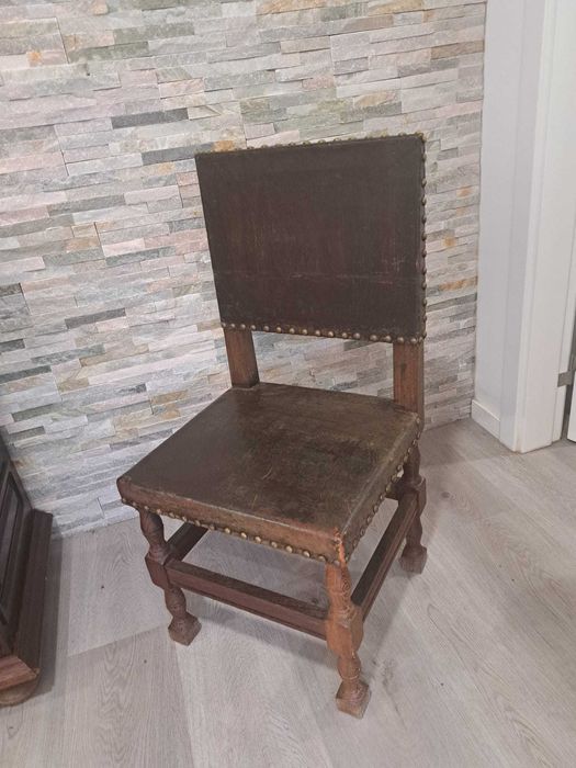 Cadeiras antigas em madeira Wengue e couro com tachas