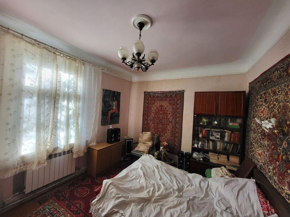 Продам трёхкомнатную  квартиру.Сталинка.АГО.