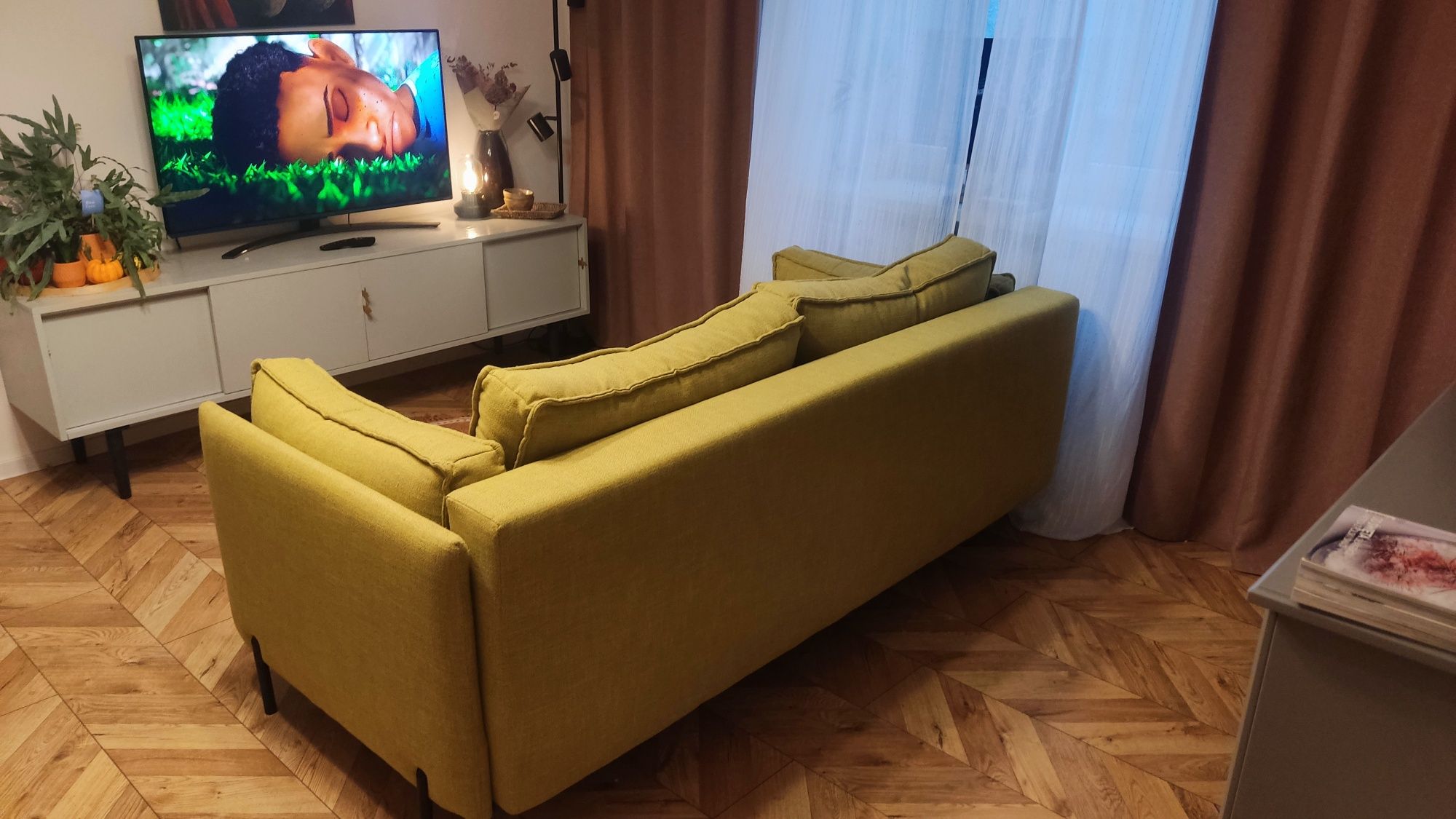 Limonkowa sofa rozkładana Agata meble model Adele