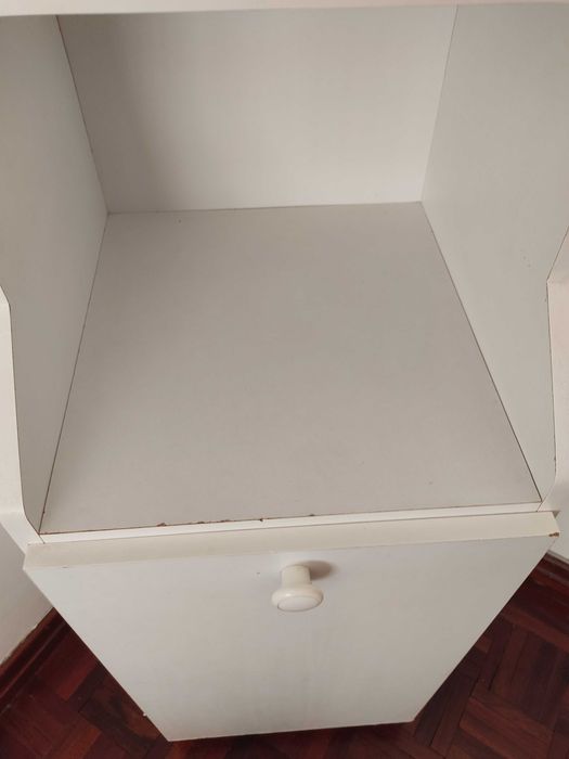 Móvel branco casa de banho com cesto para roupa suja