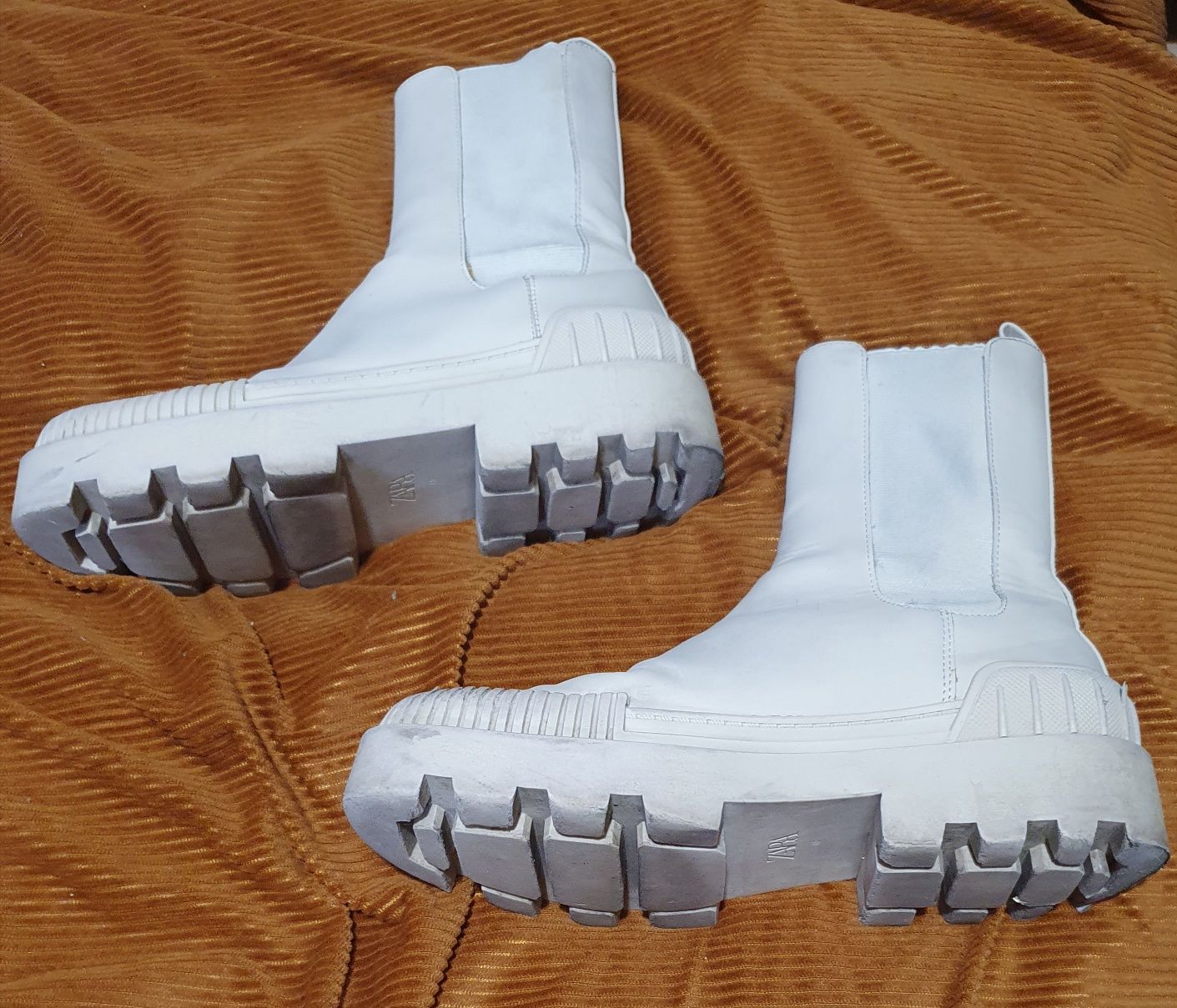Buty sztyblety, beżowe, ZARA, rozm. 40.