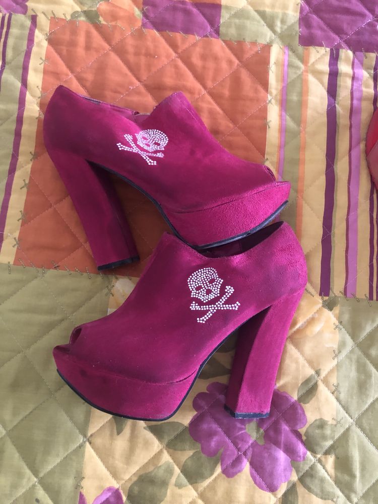 Sapatos altos rosa choque