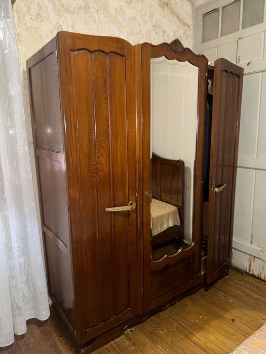 Guarda roupa em madeira com espelho