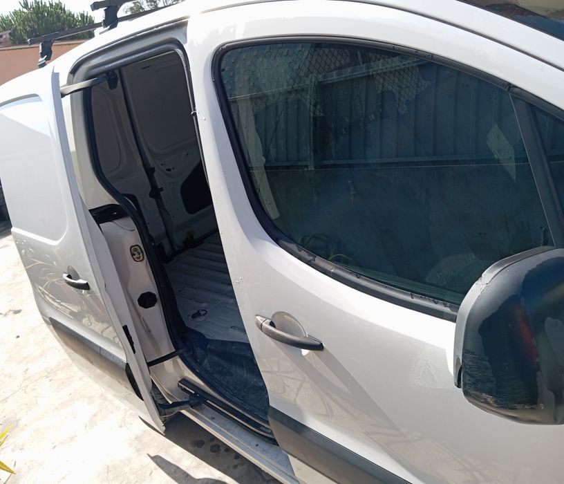 Citroen Berlingo 1.6 HDi
195.000 km
3 lugares
bola de reboque 
ba