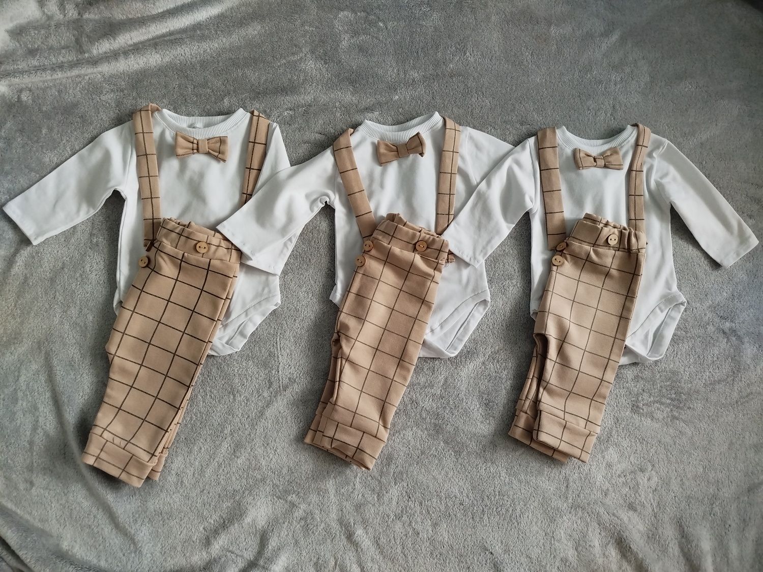 Komplet na chrzest, body z muszką i eleganckie spodnie