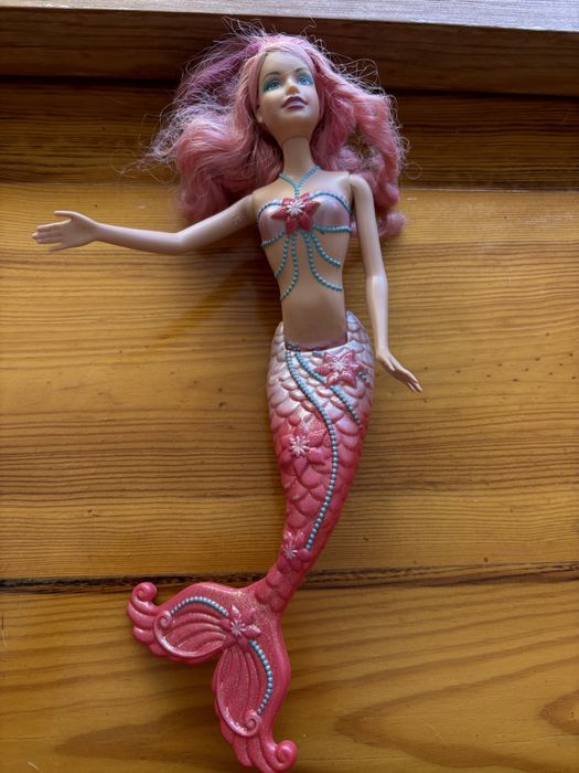 Barbie sereia com tons rosa e em ótimo estado