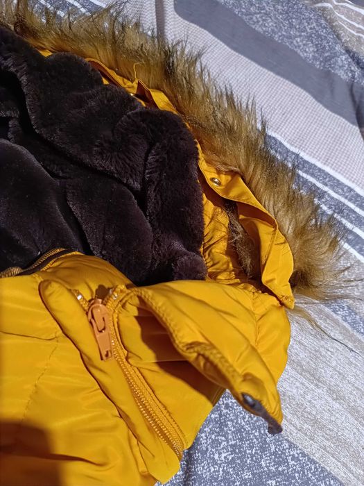 Casaco da Zara como novo, gola e pêlo amovível.