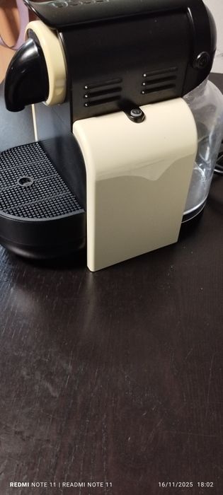Máquina de café NESPRESSO (Delonghi)