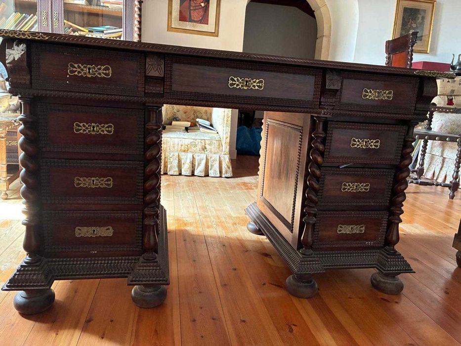 Conjunto Torcidos e Tremidos: Armário, Secretária, 2 Cadeiras