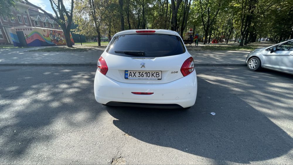 Пежо 208 2013 года
