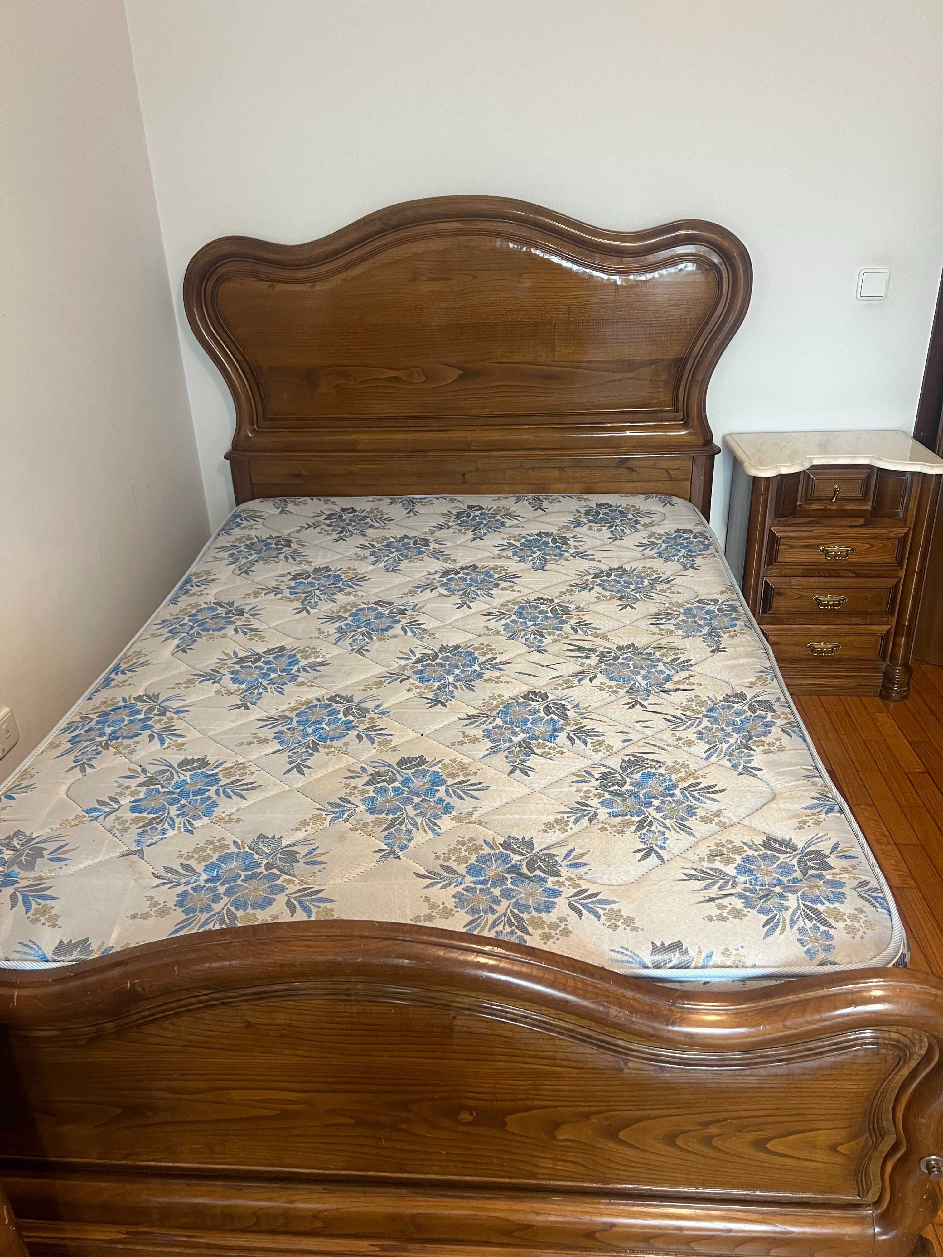 Vendo Quarto de Casal em Madeira Maciça com Mármore
