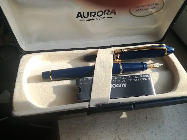 Excelente caneta Aurora