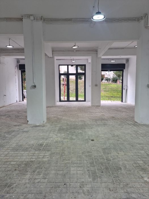 Armazém Feijó- 240m2 com 4 portões e 2 portas de vidro