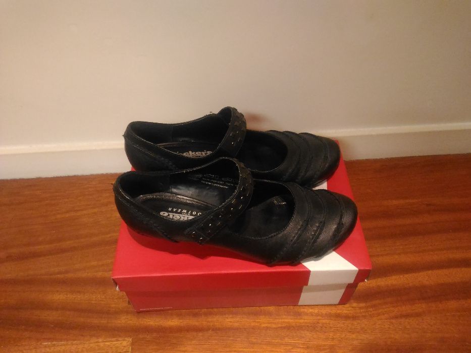 Sapatos em pele originais da marca Docker's. Sem uso.