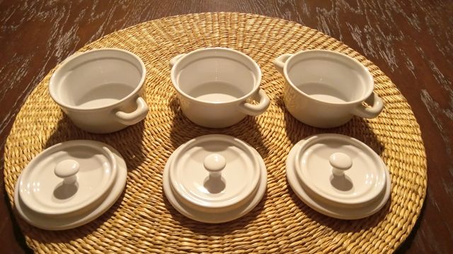 Ceramiczne pojemniczki z przykrywkami zestaw trzy sztuki białe