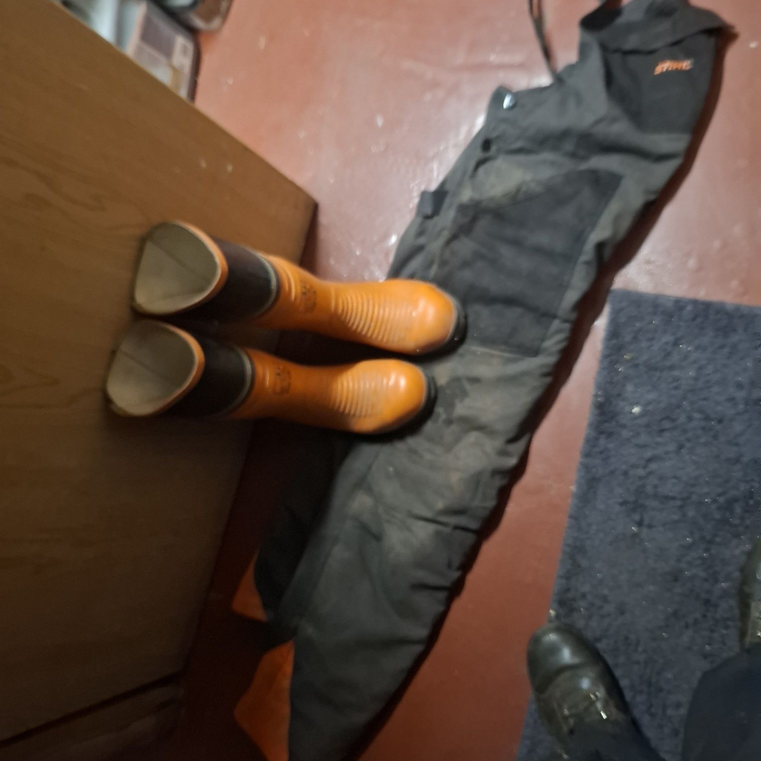 Spodnie stihl  i gumowce atestowane dla pilarza leśnego