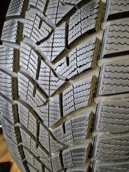 235/60/18 Dunlop para zima 7,5mm 2021r