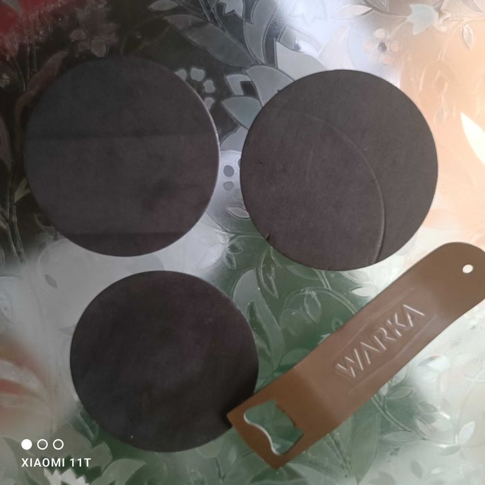 Podstawki pod piwo podgumowane+2x otwieracz ( coaster) marki Warka.