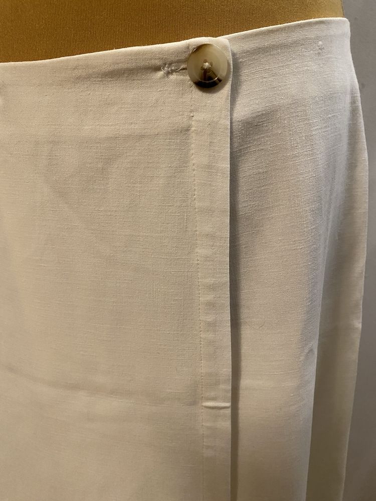 Długa biała spódnica zapinana na zakładkę