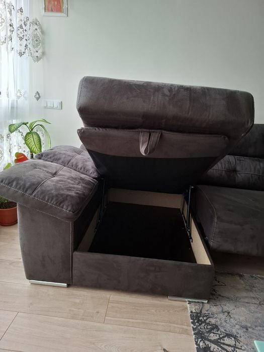 Sofá chaise longue preto.