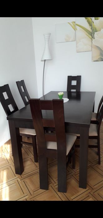 Stół z krzeslami