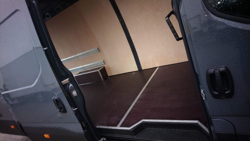 Profesjonalne zabudowy samochodów dostawczych Iveco Daily L4H2