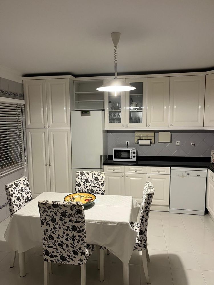 Arrendar T3+1 com 200m2 mobilado e equipado em Linda a Velha