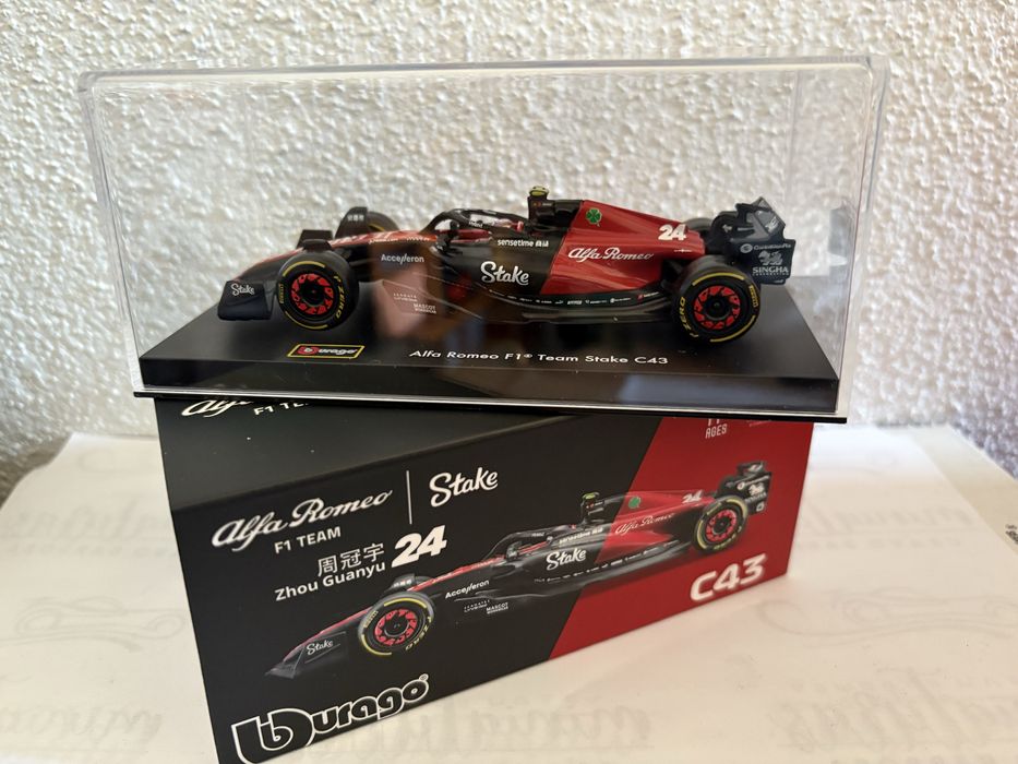 Miniaturas 1/43 - F1 com figura do piloto e caixa expositora acrílica