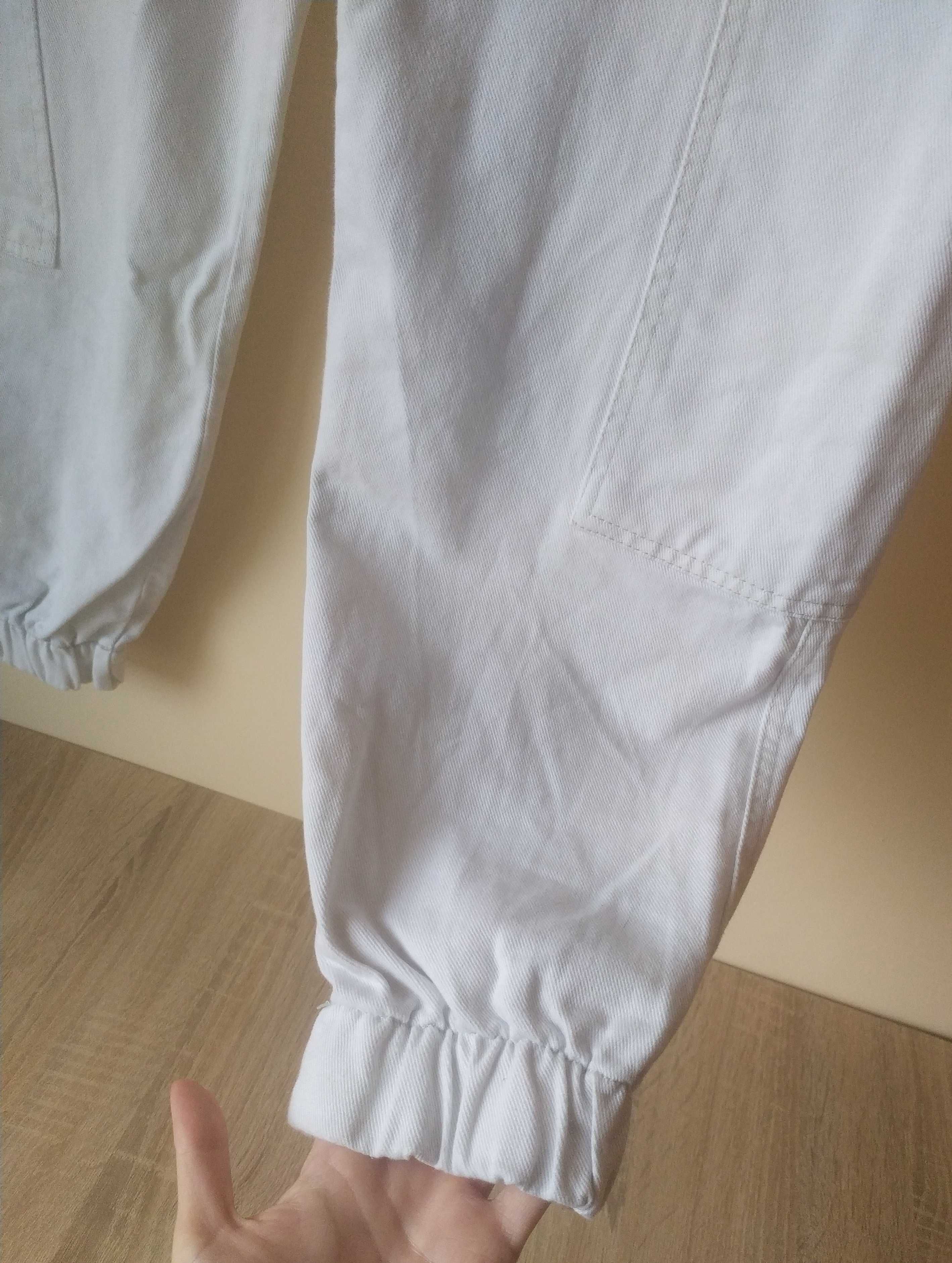 Białe bawełniane jeansy ,jogger , wysoki stan, Bershka,rozmiar M