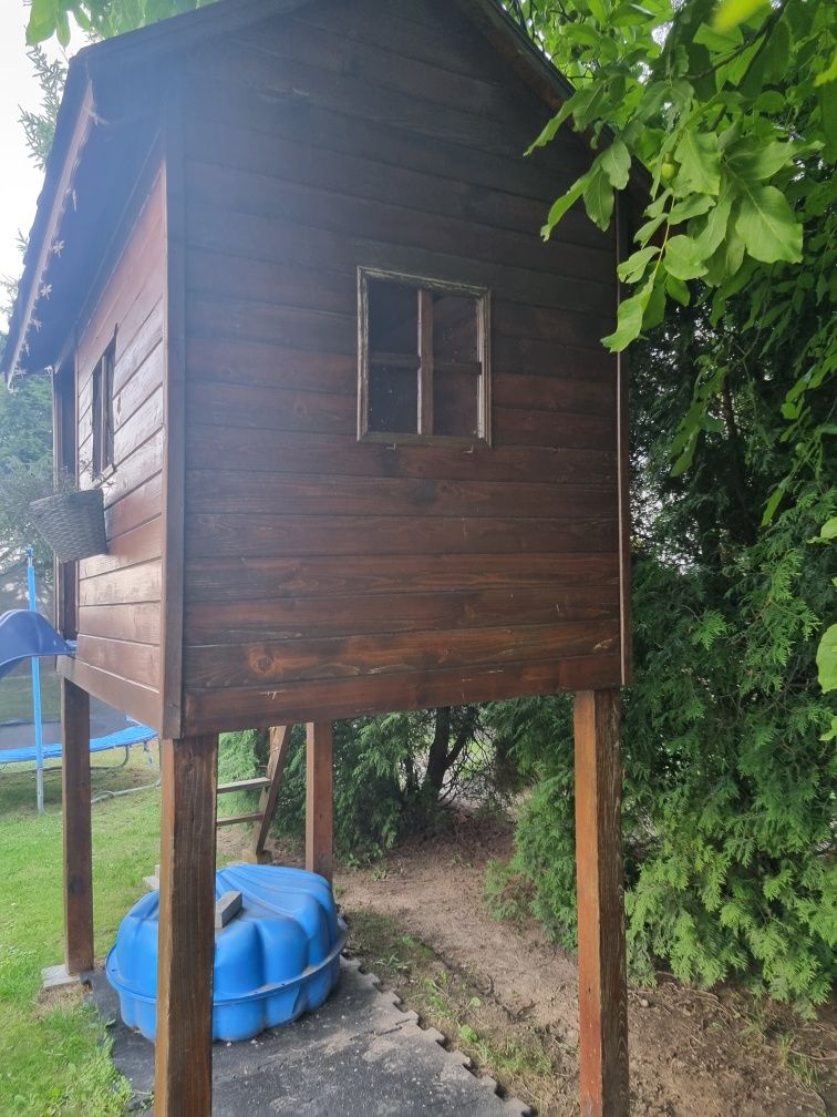 Drewniany domek dla dzieci do ogrodu