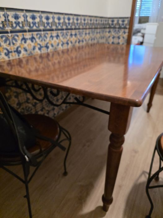 Ferro forjado e madeira da Malásia. 2 Estantes, Mesa, 4 Cadeiras