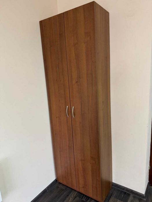 Продається комплект офісних меблів.