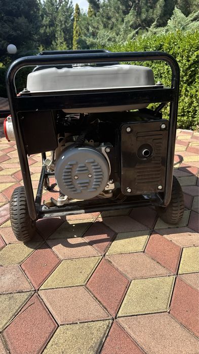 Продам генеретор ( бензин )