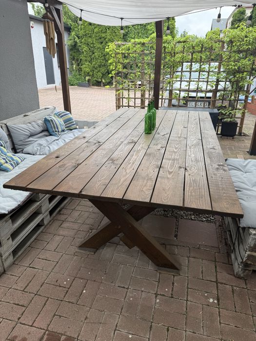 Drewniany stół ogrodowy