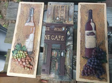 Trzy obrazki płaskorzeźby o tematyce winiarskiej