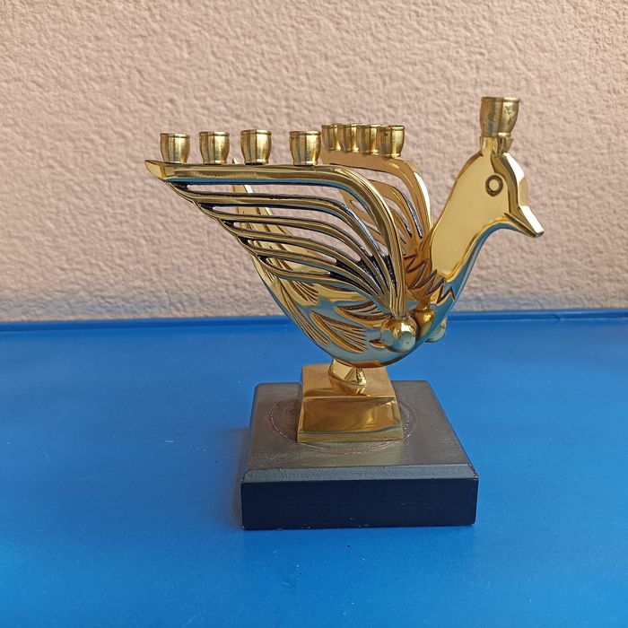 Candelabro Chanukia 9 velas em forma de pomba dourada