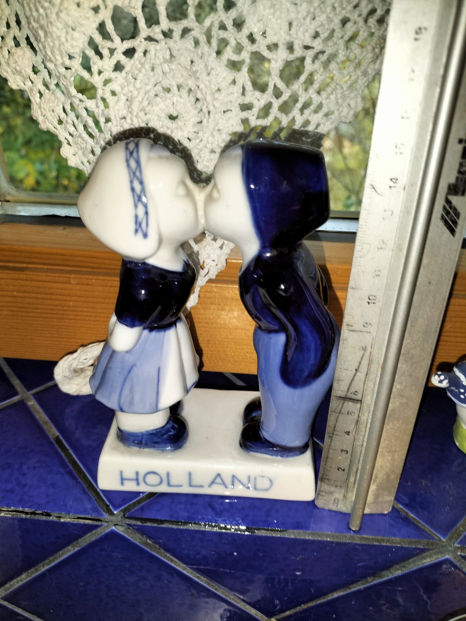 Figurka holenderska całująca się para, porcelana,vintage