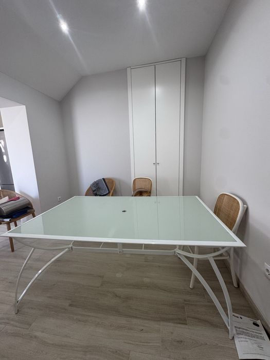 Mesa de Jardim com tampo em vidro e pés de ferro