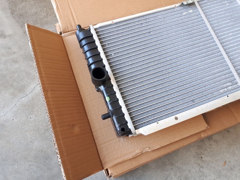 Radiadores novos de refrigeração do motor Opel Corsa-A 1.5 D e 1.5 TD