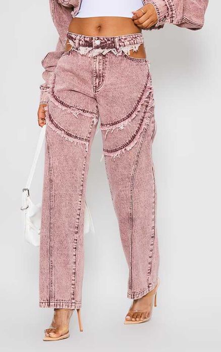 Червоні джинси з вивернутими швами та розрізами на стегнах