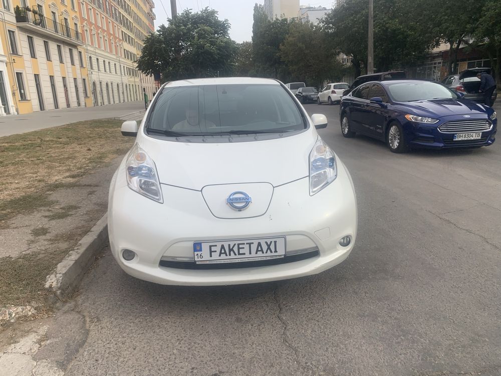 Аренда Nissan Leaf (200 км запас хода)