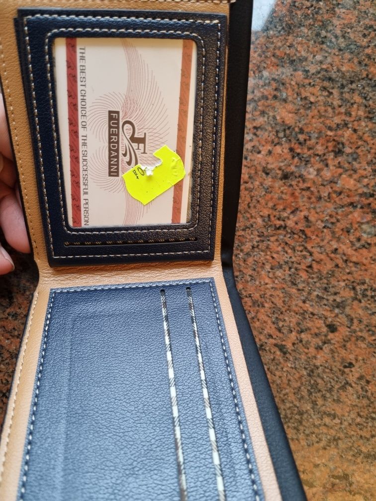 Nowy skórzany portfel na prezent
