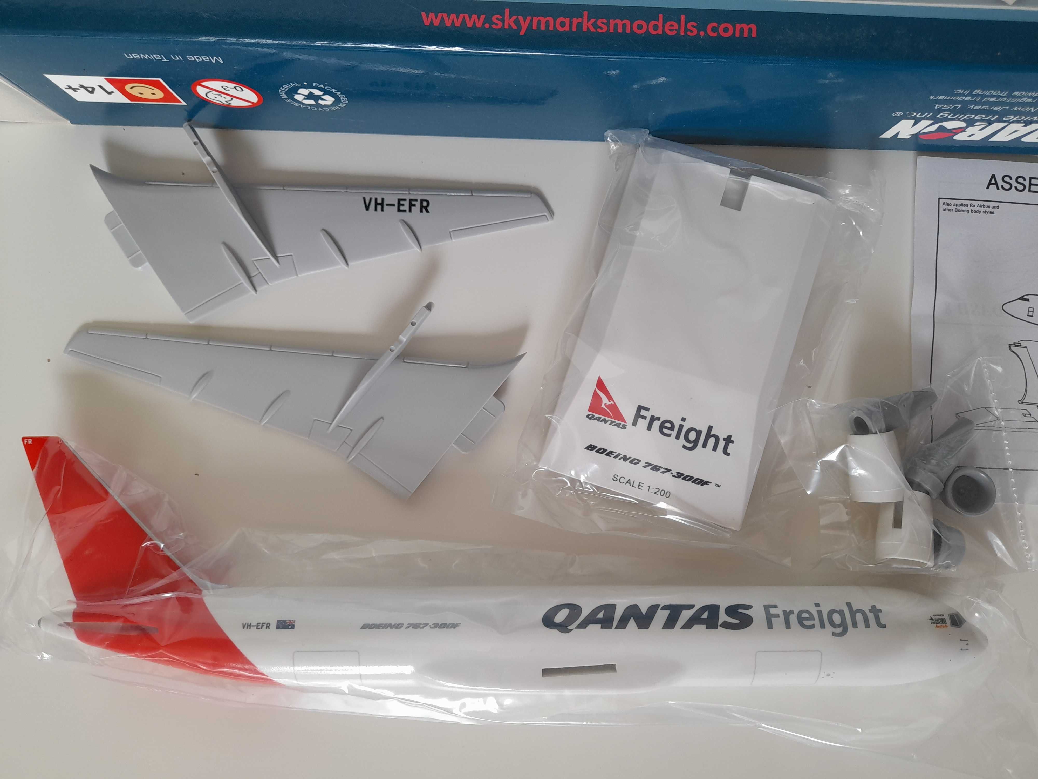 Model 1:200 SAMOLOT Boeing B767-300F Qantas Freight USA Daron