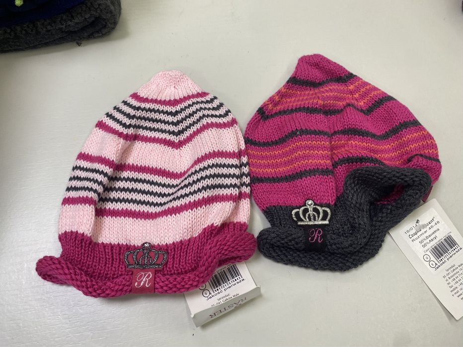 Отдам бесплатно шапки на девочку