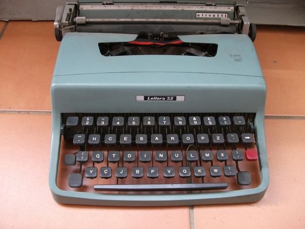 Máquina de escrever Olivetti Lettera 32
